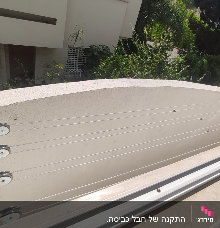 כבלים מתוחים על גלגלות במרפסת